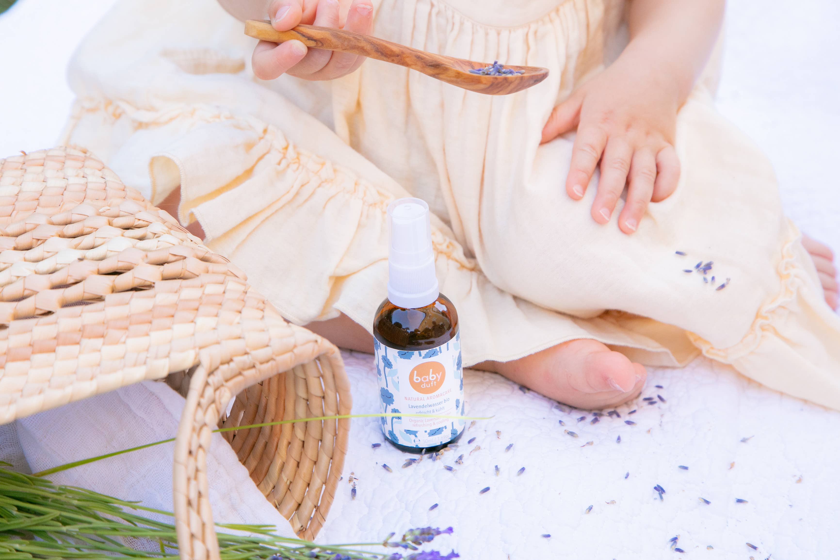 Babyduft Erfrischungsspray auf Picknickdecke