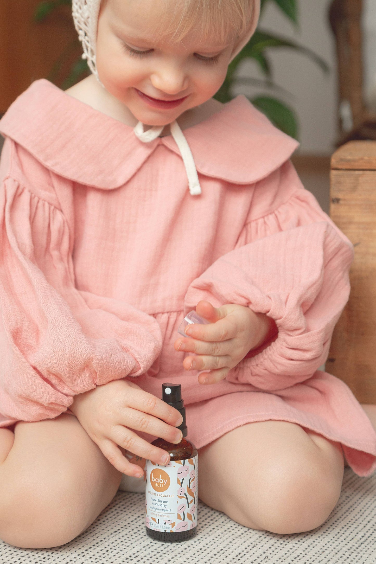 Babyduft SWEET DREAMS Aromaspray wird von Kind benutzt
