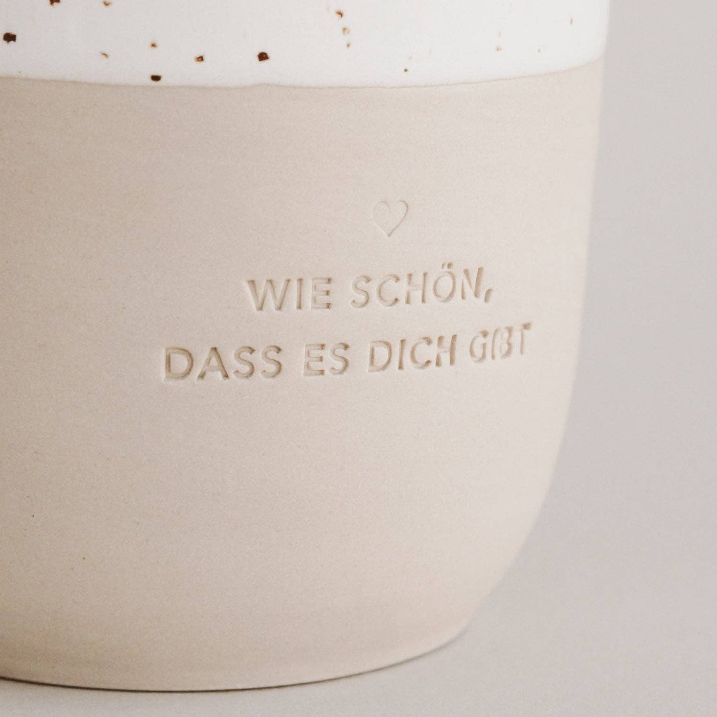 Eulenschnitt Becher "Wie schön, dass es dich gibt" Detailbild Schriftzug