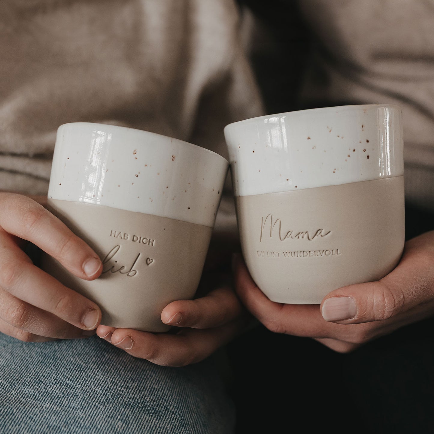Becher Hab dich lieb und Mama du bist wundervoll in Händen