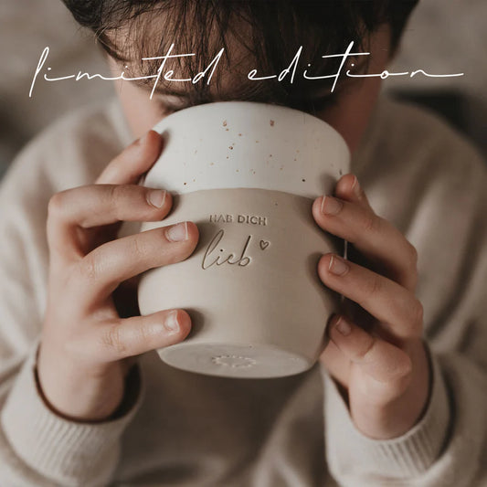 Becher Hab dich lieb Kind trinkt daraus