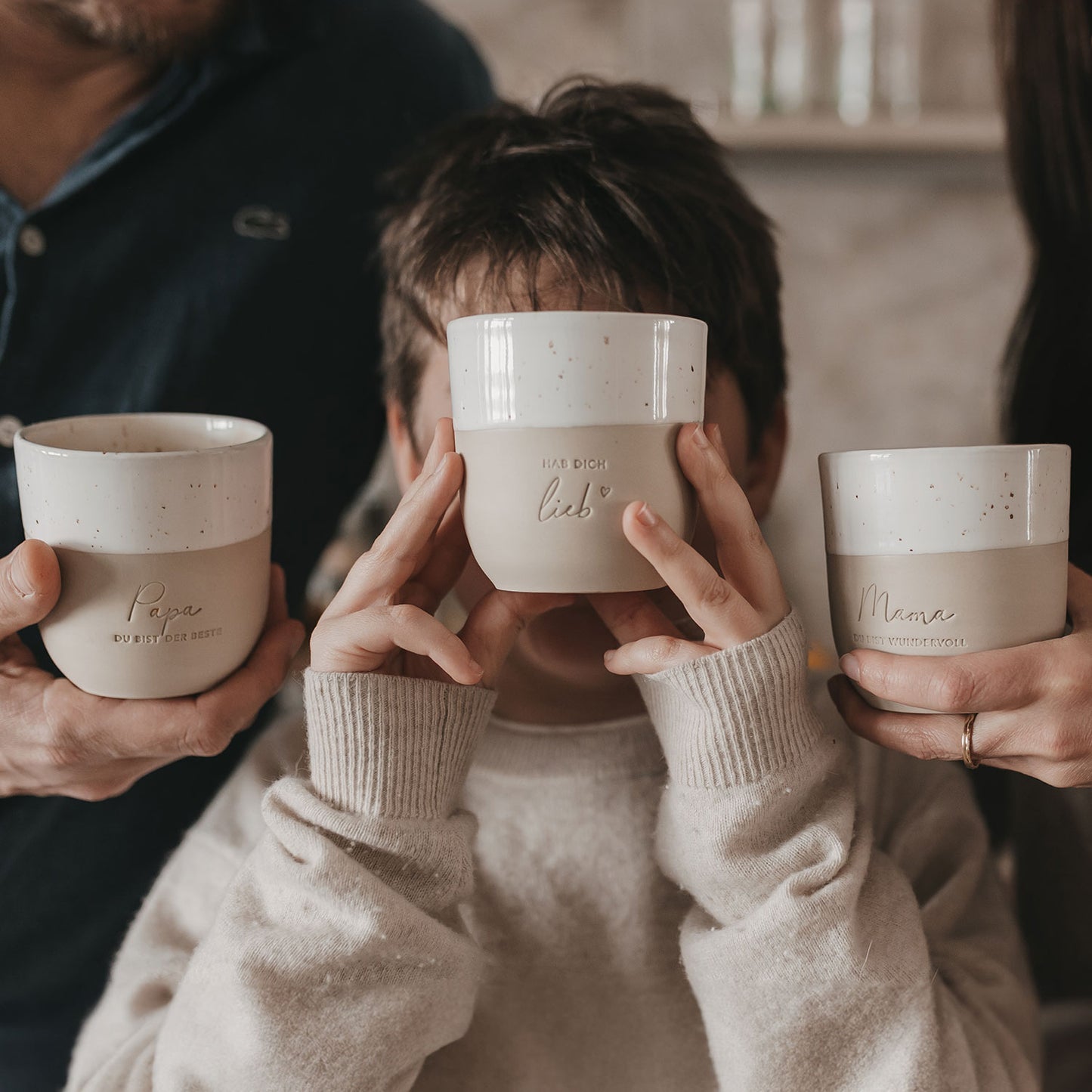 Alle Limited Becher in Händen