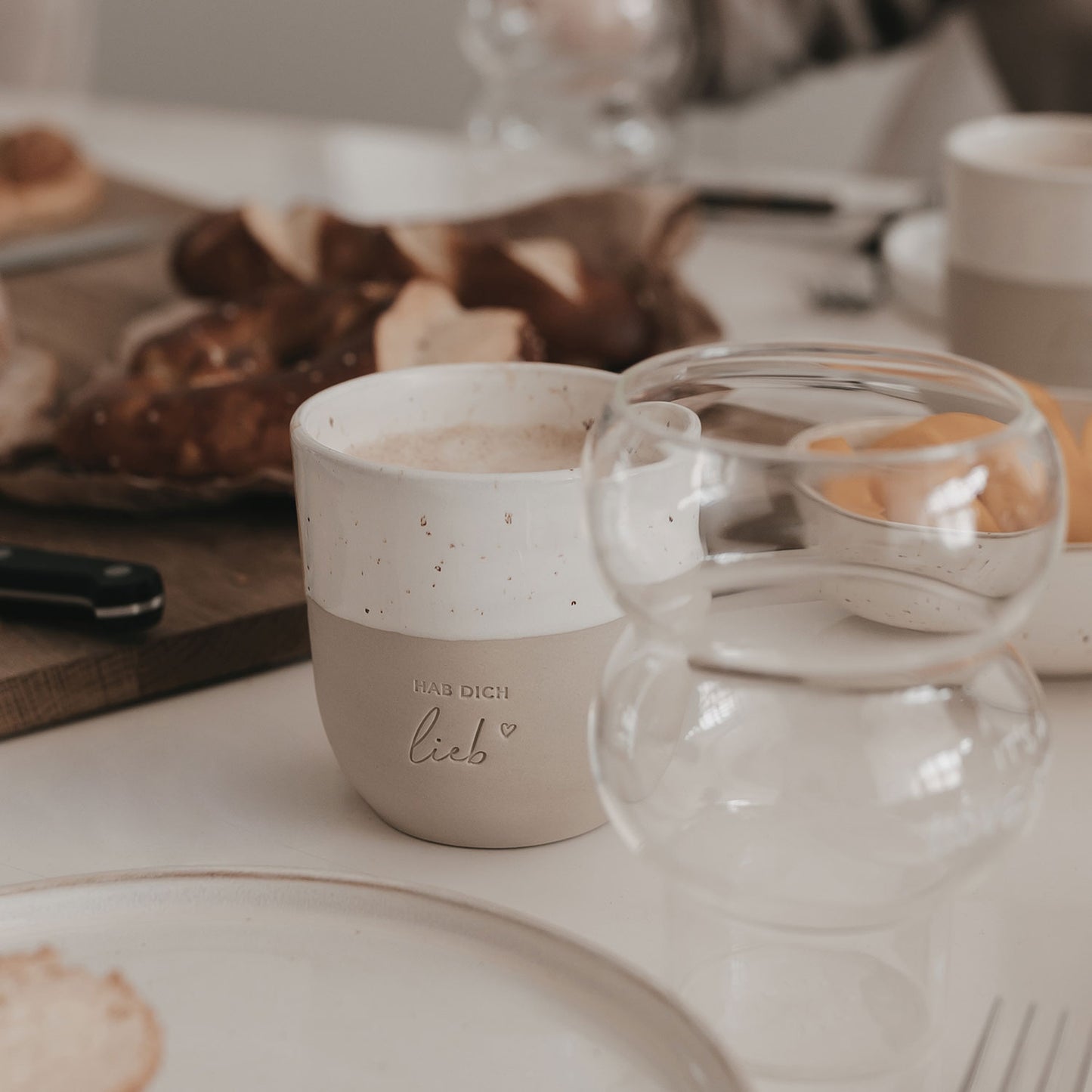 Becher Hab dich lieb auf Frühstückstisch