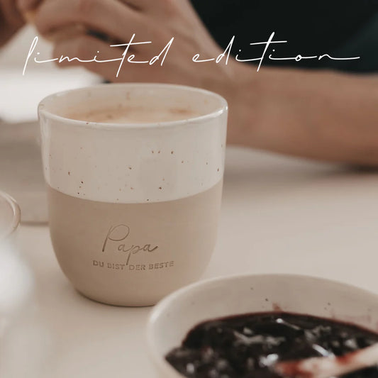 Becher Papa du bist der Beste auf Frühstückstisch