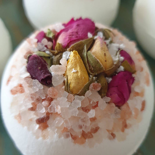 Badebombe Blossom Nahaufnahme Rosenblüten und Himalayasalz