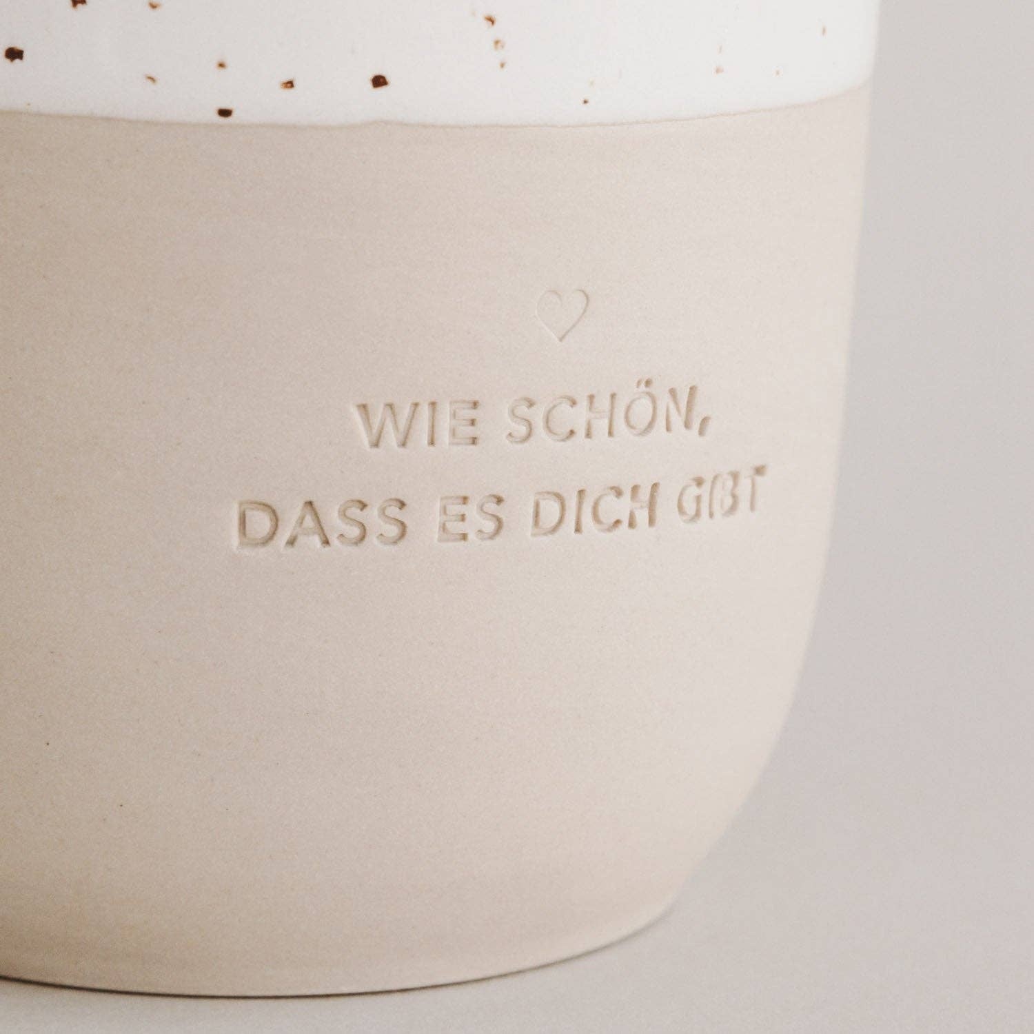 Eulenschnitt Becher "Wie schön, dass es dich gibt" Detailbild Schriftzug