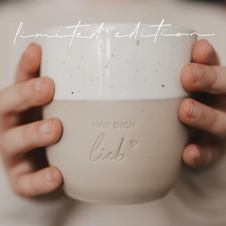 Becher Hab dich lieb in Händen
