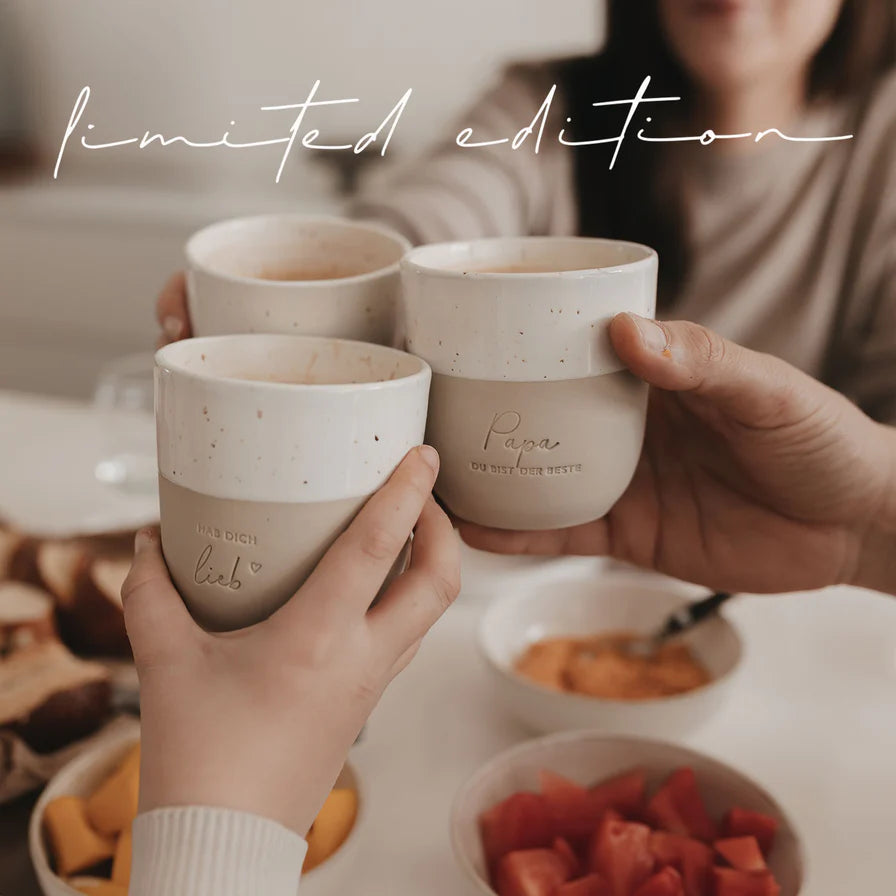 Alle Limited Becher auf Frühstückstisch