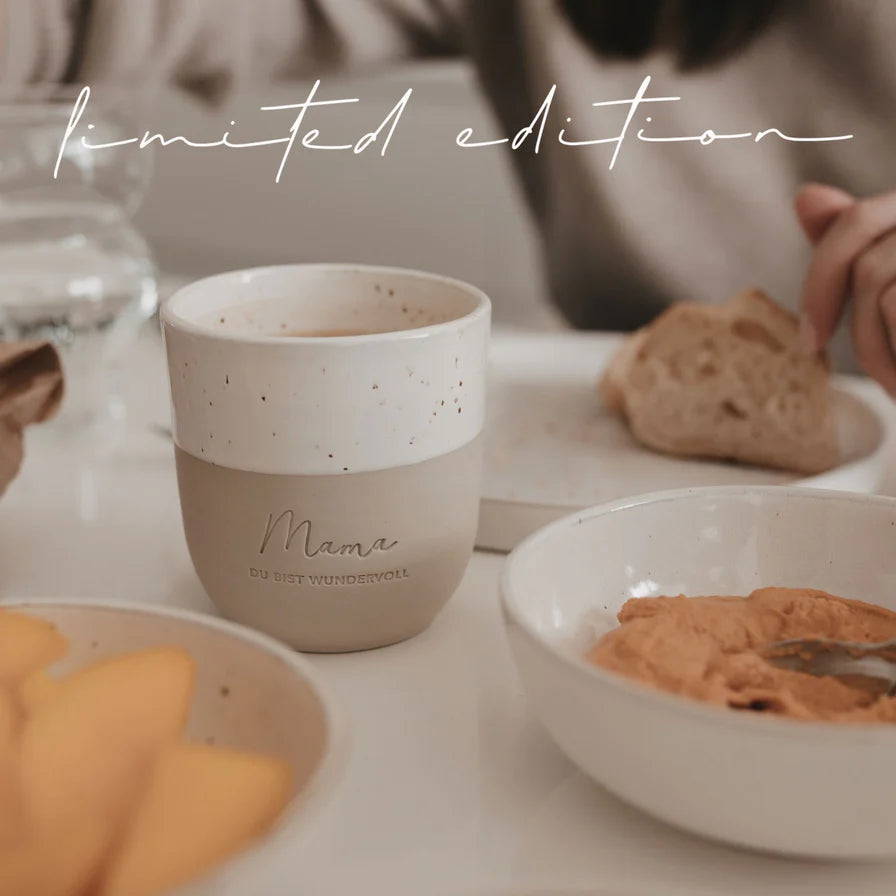 Becher Mama du bist wundervoll auf Frühstückstisch