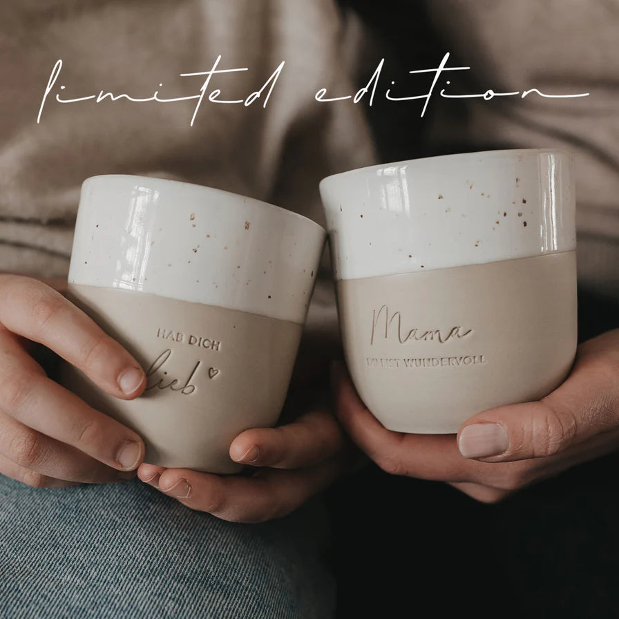 Becher Mama du bist Wunder voll und Hab dich Lieb in Händen