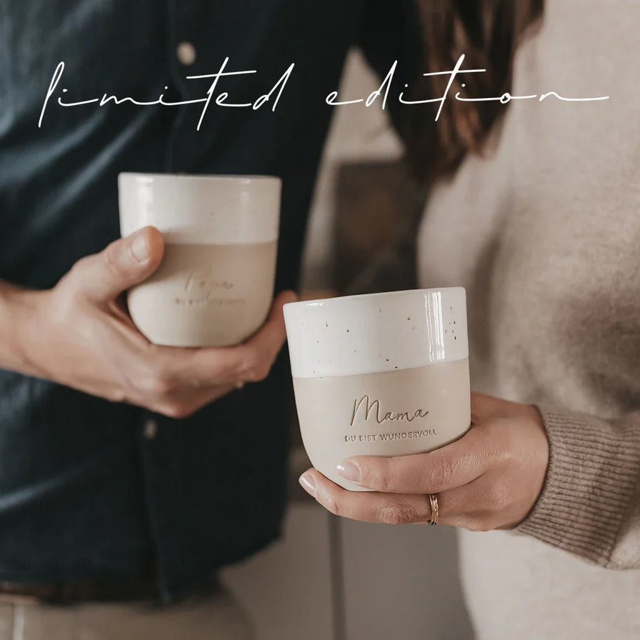 Becher Mama du bist wundervoll in Frauenhand