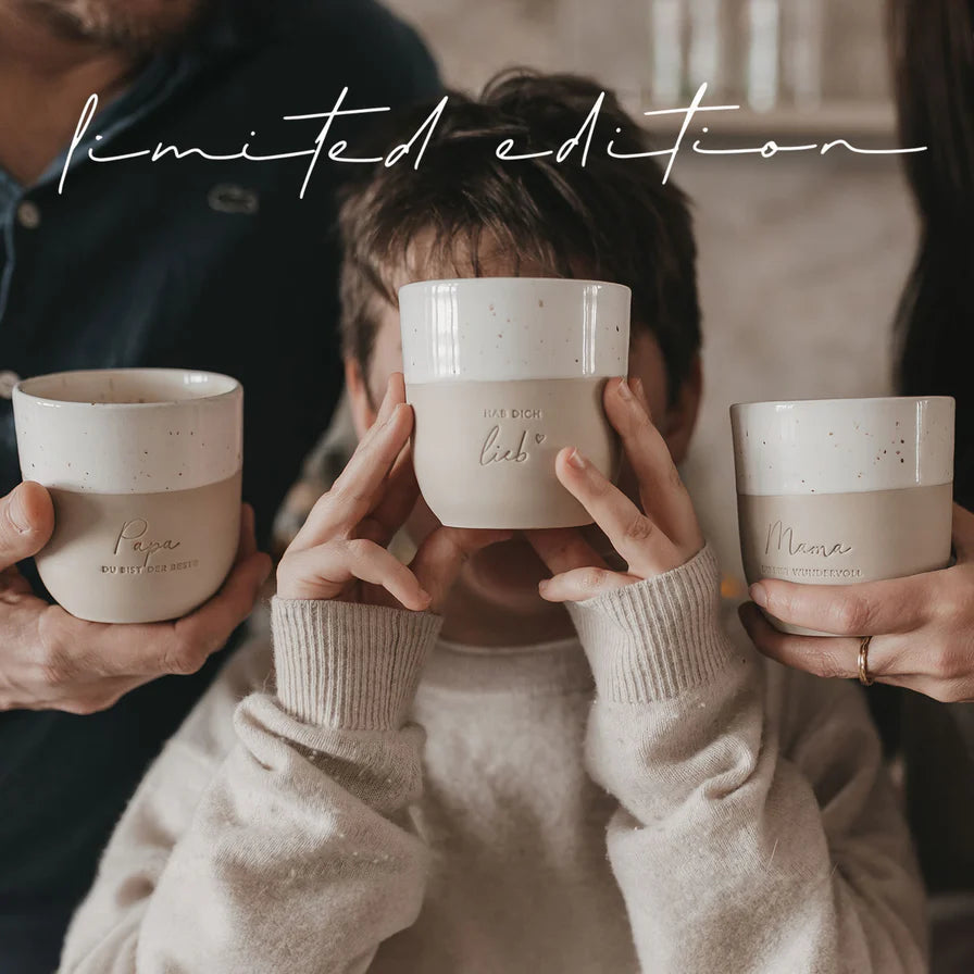 Alle Limited Becher in Händen