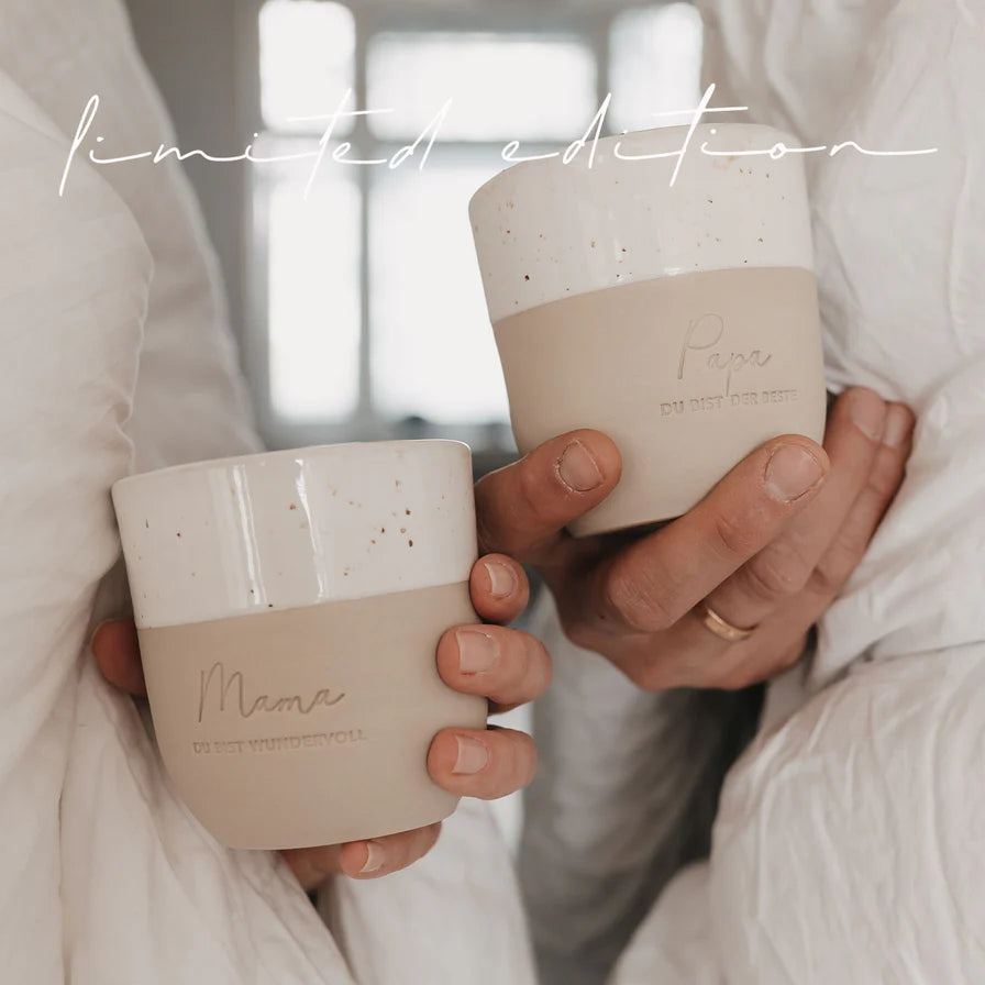 Becher Papa und Mama in Händen